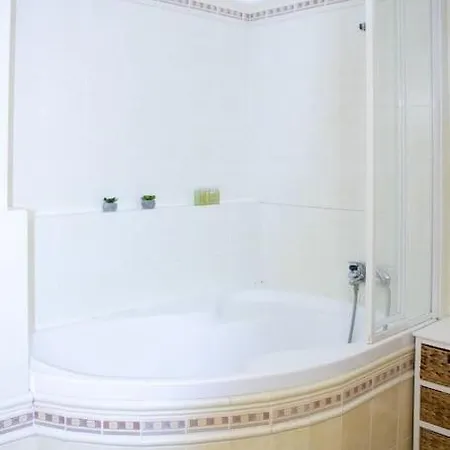 One Stop From Airport Appartement