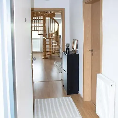 One Stop From Airport Apartman